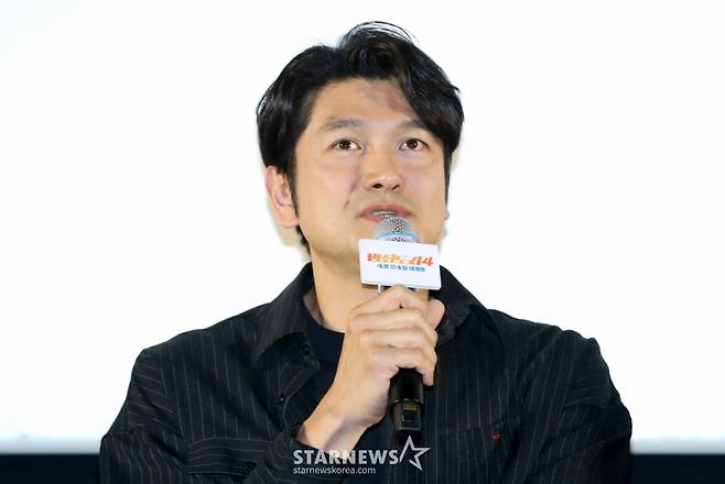 [서울=뉴시스] 김혜진 기자 = 배우 이지훈이 16일 오후 서울 강남구 코엑스 메가박스에서 열린 영화 '범죄도시4' 흥행 감사 쇼케이스 행사에서 인사말을 하고 있다.  배급사 에이비오엔터테인먼트에 따르면 '범죄도시4'는 개봉 22일째인 15일 오전 누적 관객 수 1천만 명을 돌파했다.   이로써 '범죄도시2'(1천269만명)와 '범죄도시3'(1천68만명)에 이어 한국 영화 시리즈 최초로 '트리플 천만'을 달성했다. 청소년 관람 불가 등급으로 유일하게 1천만명에 못 미친 '범죄도시1'(688만명)를 포함하면 시리즈의 전체 누적 관객 수는 4천만명을 넘어선다. 2024.05.16. jini@newsis.com /사진=김혜진