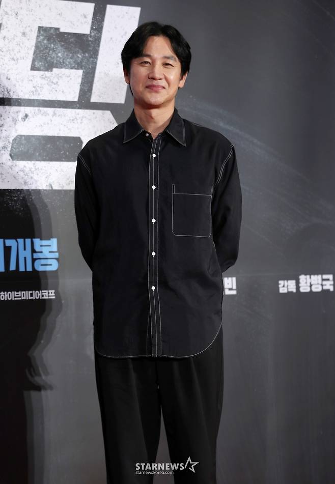 =배우 엄태웅이 15일 서울 강남구 코엑스에서 열린 영화 '야당(감독 황병국)' VIP 시사회에서 포즈를 취하고 있다. /2025.04.15 /사진=김휘선 hwijpg@