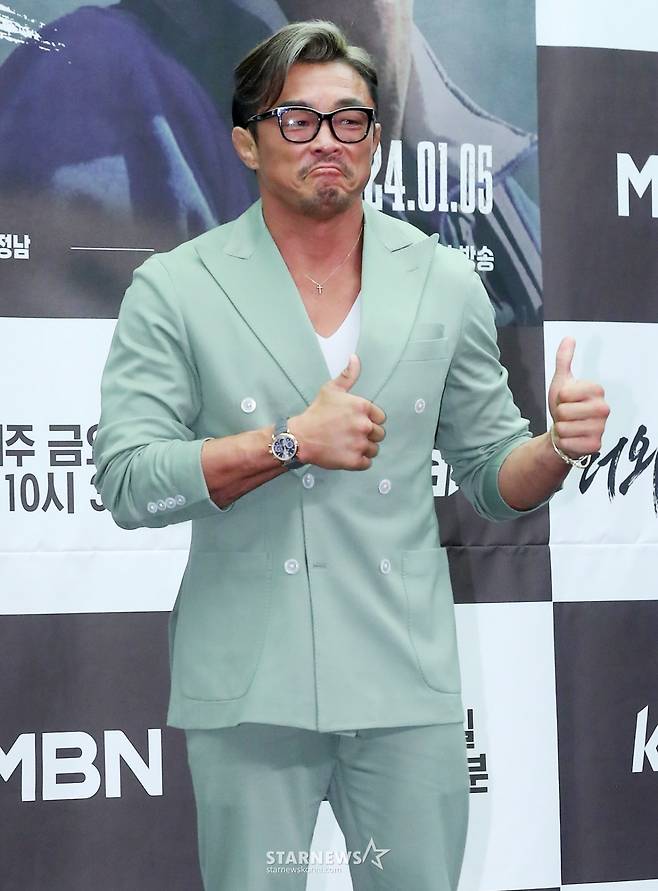 방송인 추성훈이 3일 오전 서울 마포구 상암동 스탠포드 서울에서 진행된 MBN 예능프로그램 '더 와일드'(THE WILD) 제작발표회에 참석해 포즈를 취하고 있다.  '더 와일드'는 추성훈-진구-배정남, 세 명의 '와일더'들이 캐나다 국립공원의 경이로운 자연과 야생 속에서 다양한 액티비티를 직접 계획하여 탐험하는 '본격 DIY 어드벤처 리얼리티'다. 2023.01.03 /사진=김창현