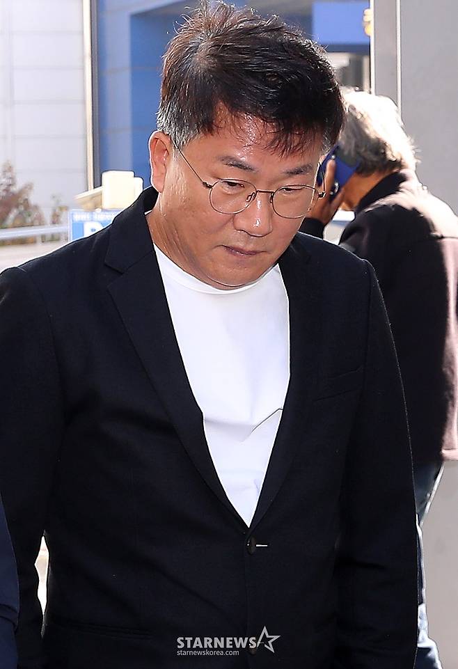 배우 선우은숙의 친언니를 강제 추행한 혐의로 재판에 넘겨진 아나운서 출신 유영재가 12일 오전 경기 수원지방법원 성남지원에서 열린 첫 공판 기일에 출석하고 있다.  유영재는 2023년부터 5차례에 걸쳐 선우은숙 친언니의 신체를 접촉하는 등 강제 추행한 혐의를 받고 있다.  유영재는 앞서 경찰 조사 단계에서 혐의를 부인 전면 부인한 것으로 알려졌다. 피소 직후에도 그는 자신이 운영하는 유튜브 채널 'DJ 유영재 TV 유영재 라디오'를 통해 "죽어도 끊어지지 않는 성추행이란, 죽어도 지워지지 않을 형벌과 같은 프레임을 유영재에게 씌웠다. 내가 이대로 죽는다면 더러운 성추행이 사실로 끝날 것이므로 법적 다툼을 하게 됐다"라고 반박한 바 있다. 2024.11.12 /사진=김창현 chmt@