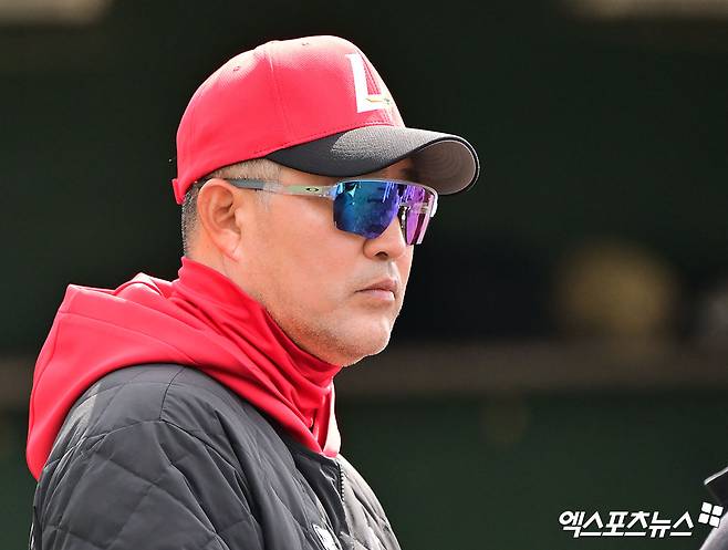 24일 오전 일본 오키나와 고친다 구장에서 진행된 SSG 랜더스 스프링캠프, SSG 이숭용 감독이 선수들의 훈련을 지켜보고 있다. 엑스포츠뉴스DB
