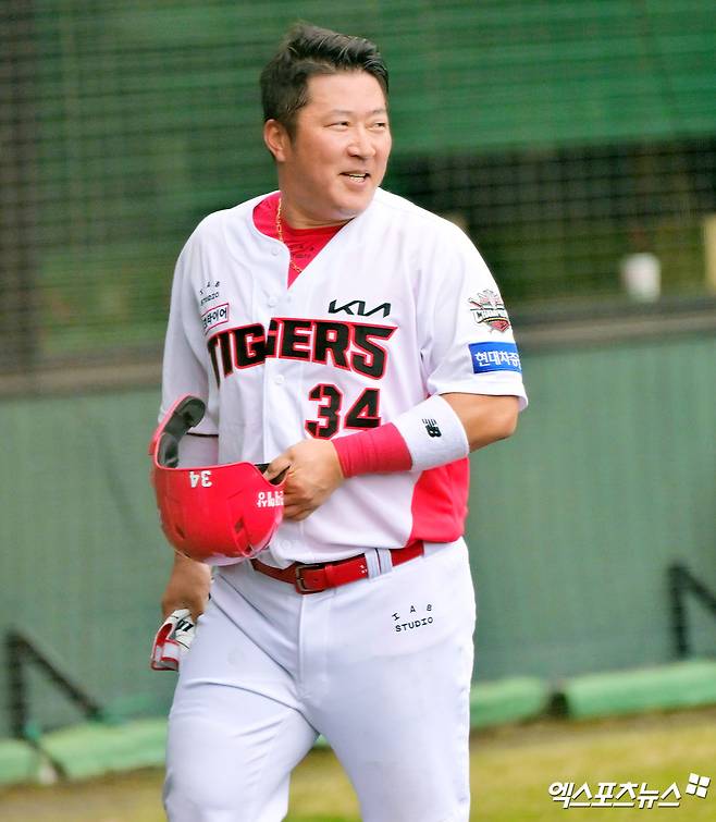 3일 오후 일본 오키나와 킨 구장에서 열린 KT 위즈와 KIA 타이거즈의 연습경기, 5회말 KIA 최형우가 이우성의 안타때 득점에 성공하고 있다. 엑스포츠뉴스 DB