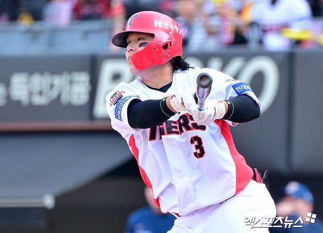 23일 오후 광주기아챔피언스필드에서 열린 '2025 신한 SOL Bank KBO리그' NC 다이노스와 KIA 타이거즈의 경기, 6회말 1사 2루 KIA 김선빈이 1타점 2루타를 날리고 있다. 엑스포츠뉴스 DB