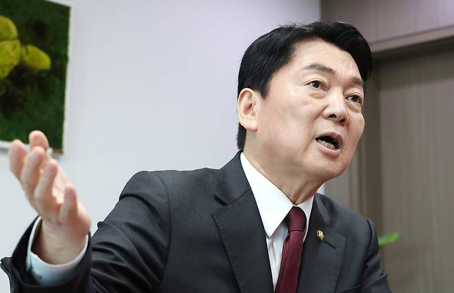 연합뉴스 취재진과 인터뷰하는 안철수 의원 (서울=연합뉴스) 김주형 기자 = 대선 출마를 선언한 국민의힘 안철수 의원이 16일 서울 여의도 국회의원회관 사무실에서 연합뉴스 취재진과 인터뷰하고 있다. 2025.4.16 
kjhpress@yna.co.kr