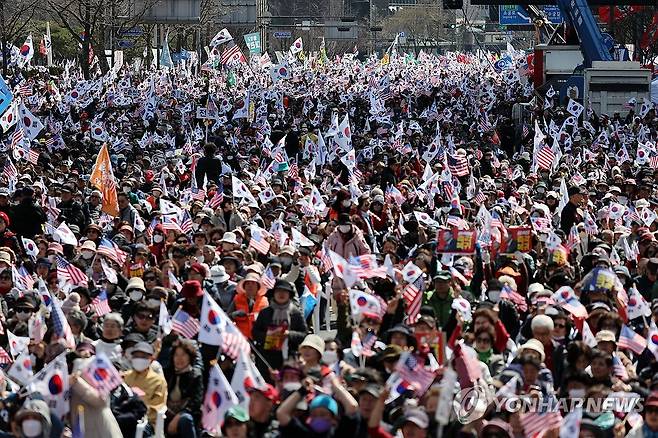 대국본 주최 윤 대통령 탄핵 반대 집회 (서울=연합뉴스) 신현우 기자 = 15일 서울 세종대로에서 대한민국바로세우기운동본부 주최 윤석열 대통령 탄핵 반대 집회가 열리고 있다. 2025.3.15 nowwego@yna.co.kr