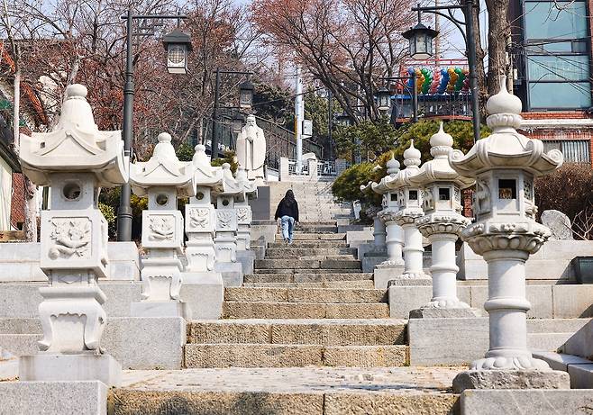 청·일 조계지 경계 계단. 계단을 중심으로 왼쪽에는 중국식 건축물이, 오른쪽에는 일본식 건축물이 있다. 계단 좌우로 늘어선 석등도 왼쪽은 청나라식, 오른쪽은 일본식이다. [사진/임헌정 기자]