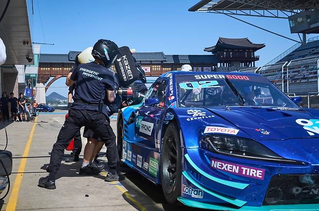 피트 스톱에서 연료를 보충하는 스톡카 [슈퍼레이스 제공. 재판매 및 DB 금지]