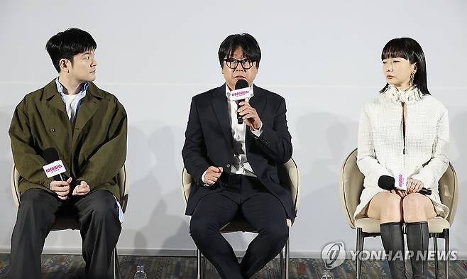 토크하는 김윤석 (서울=연합뉴스) 강민지 기자 = 배우 김윤석이 16일 서울 강남구 메가박스 코엑스에서 열린 영화 '바이러스' 제작보고회에서 영화를 소개하고 있다. 왼쪽부터 장기하, 김윤석, 배두나. 2025.4.16 mjkang@yna.co.kr