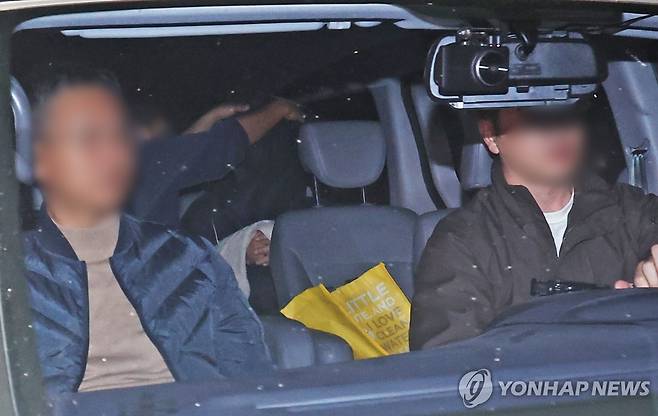 일가족 5명 살해한 50대 가장 체포 (용인=연합뉴스) 홍기원 기자 = 부모와 처자식 등 일가족 5명을 살해한 50대 가장 A씨가 지난 15일 경기도 용인서부경찰서로 압송되고 있다. 
    A씨는 용인시 수지구 아파트 자택에서 80대 부모와 50대 아내, 10~20대 두 딸 등 가족 5명을 목 졸라 살해한 혐의를 받고 있다. 2025.4.15 xanadu@yna.co.kr