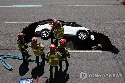 지난해 8월 연희동 싱크홀  [연합뉴스 자료사진]