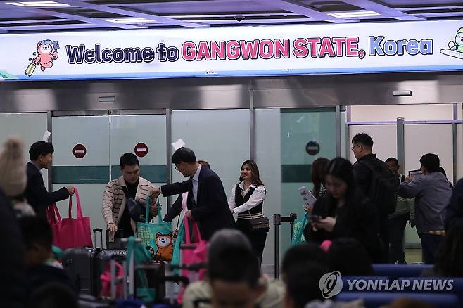 '필리핀에서 왔어요' (양양=연합뉴스) 류호준 기자 = 16일 오후 강원 양양국제공항을 통해 필리핀 단체 관광객들이 입국하고 있다. 2025.4.16 ryu@yna.co.kr