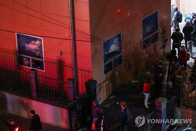 서부지법 난동 사태 당시 창문 부수는 윤석열 전 대통령 지지자들 [연합뉴스 자료사진]