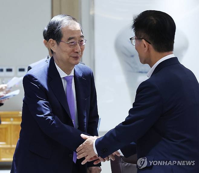 인사 나누는 한덕수 총리와 김문수 장관 (서울=연합뉴스) 진성철 기자 = 한덕수 국무총리(왼쪽)가 10일 서울 용산 대통령실 청사에서 열린 국무회의에서 김문수 고용노동부 장관과 인사하고 있다.  2024.9.10   [대통령실통신사진기자단] zjin@yna.co.kr