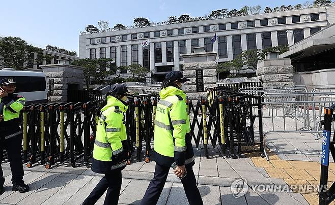 헌재 앞 경계 근무 계속 (서울=연합뉴스) 서명곤 기자 = 15일 서울 종로구 헌법재판소 앞에서 경찰이 경계 근무를 서고 있다.  2025.4.15 seephoto@yna.co.kr