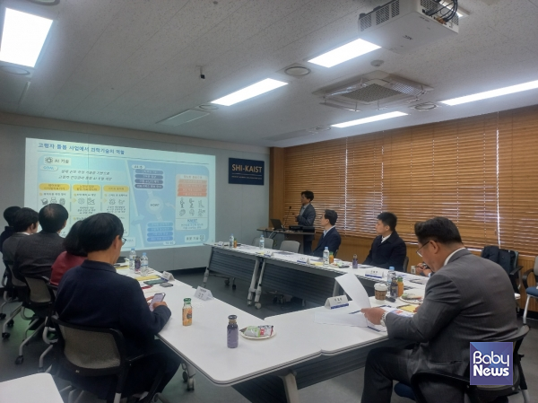 주 부위원장은 첫 방문지인 카이스트에서 오는 12월 준공 예정인 '청노화(Healthy Aging) 메타융합관'에 대해 설명을 들었다. ⓒ저출산고령사회위원회