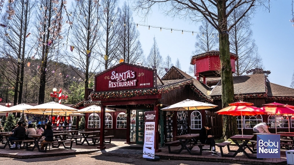 서울랜드가 '아기공룡 트리토 미니골프장'과 '산타 레스토랑'을 선보이며 방문객들에게 더욱 다채롭고 풍성한 경험을 제공한다. ⓒ산타레스토랑