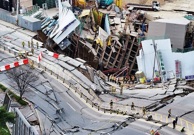 지난 11일 경기도 광명시 양지사거리 부근 신안산선 복선전철 제5-2공구 지하터널 공사 현장과 상부 도로가 함께 붕괴하는 사고가 났다. (사진=연합뉴스)