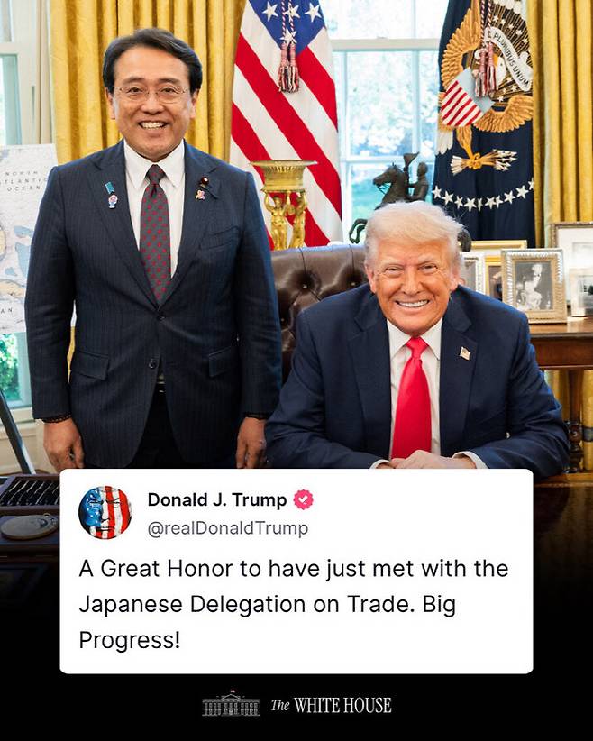 도널드 트럼프 미국 대통령이 16일(현지시간) 백악관 집무실에서 일본 측 관세협상 대표인 아카자와 료세이 경제재생상을 만나 사진을 찍고 있다. (사진=트럼프 대통령 트루스소셜)