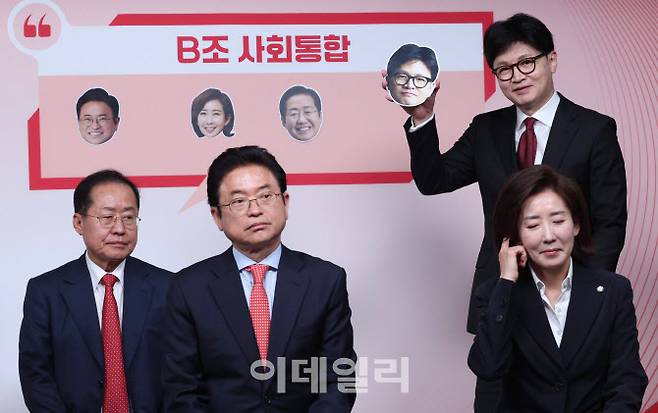 [이데일리 노진환 기자] 제21대 대통령후보자 국민의힘 1차 경선 토론회 미디어데이가 17일 오전 서울 영등포구 여의도 중앙당사에서 열렸다. 경선 후보인 한동훈 전 대표가 얼굴 사진을 들어 보이고 있다.