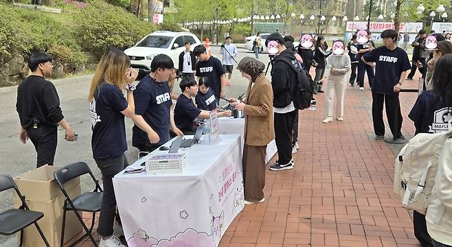 - 외국인 유저들도 쉽게 찾아볼 수 있었다