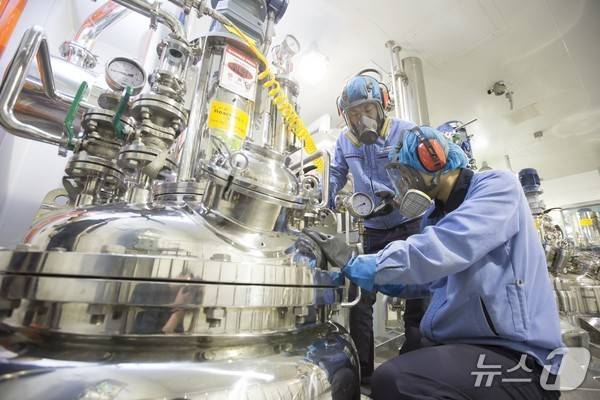 에스티팜 연구원들이 바이오리액터를 점검하고 있다.(에스티팜 제공)/뉴스1