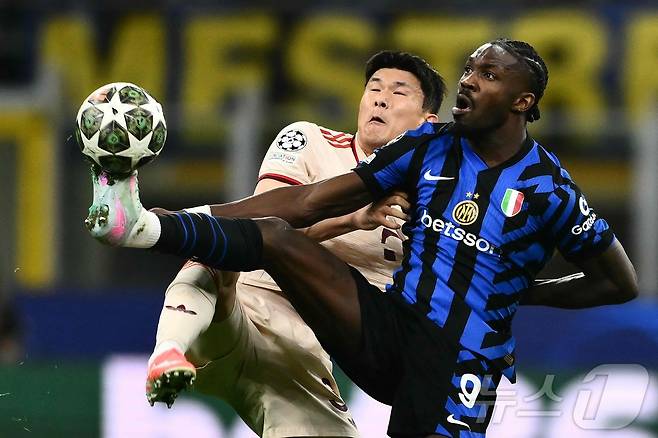 인터 밀란을 상대로 수비하는 김민재 ⓒ AFP=뉴스1