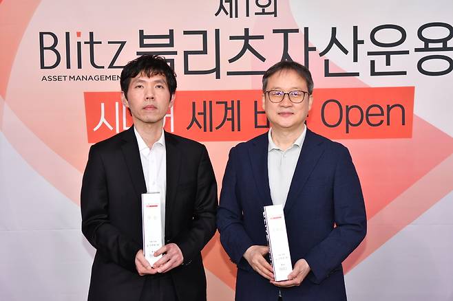 이창호 9단(왼쪽)이 시니어 세계바둑 오픈 초대우승을 차지했다.(한국기원 제공)