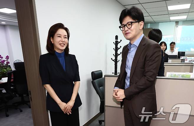 2024년 6월 26일 국민의힘 전당대회에 나선 한동훈 전 비상대책위원장이 서울 여의도 국회 의원회관 김민전 국민의힘 의원실에서 김 의원을 비롯한 국민의힘 사무처 당직자들과 인사하고 있다. 2024.6.26/뉴스1 ⓒ News1 김민지 기자