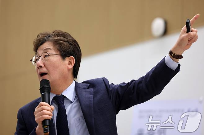 국민의힘 대선 경선 불참을 선언한 유승민 전 의원이 14일 서울 서대문구 명지대학교에서 '더 나은 세상을 위한 정치 개혁'을 주제로 초청 강연을 하고 있다. 2025.4.14/뉴스1 ⓒ News1 이승배 기자