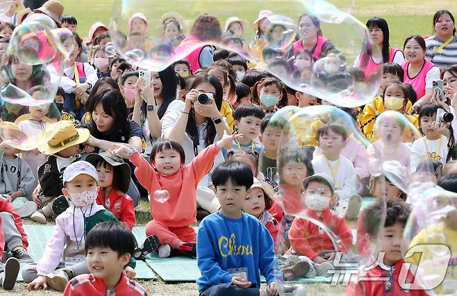 17일 오전 대구 서구 이현공원 잔디광장에서 열린 '이현공원 숲속 음악 소풍'에 참가한 어린이들이 신나는 음악과 함께 어우러진 공연을 즐기고 있다. 2025.4.17/뉴스1 ⓒ News1 공정식 기자