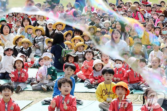 17일 오전 대구 서구 이현공원 잔디광장에서 열린 '이현공원 숲속 음악 소풍'에 참가한 어린이들이 신나는 음악과 함께 어우러진 공연을 즐기고 있다. 2025.4.17/뉴스1 ⓒ News1 공정식 기자