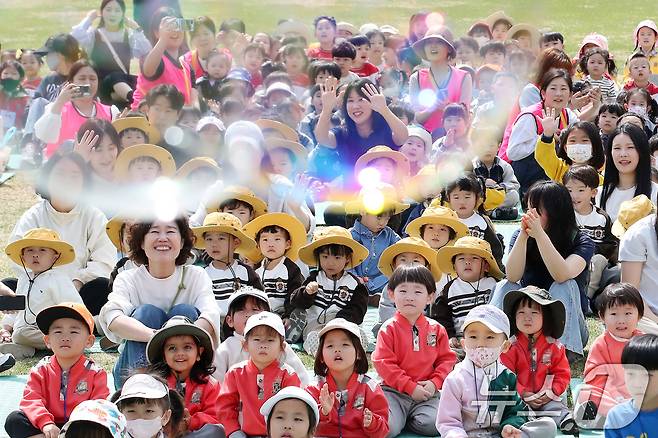 17일 오전 대구 서구 이현공원 잔디광장에서 열린 '이현공원 숲속 음악 소풍'에 참가한 어린이들이 신나는 음악과 함께 어우러진 공연을 즐기고 있다. 2025.4.17/뉴스1 ⓒ News1 공정식 기자