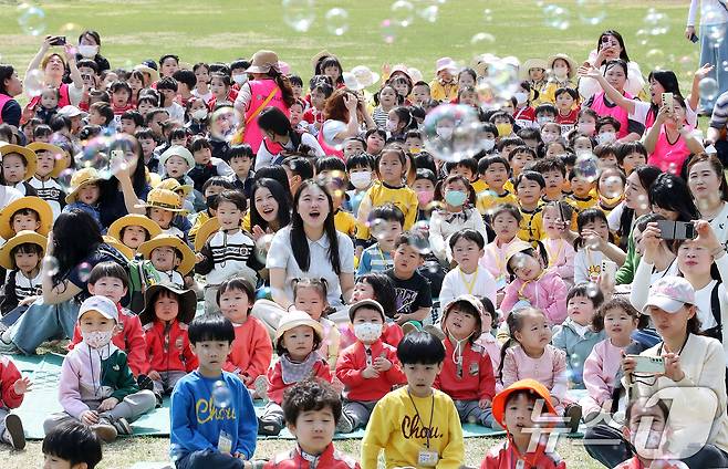 17일 오전 대구 서구 이현공원 잔디광장에서 열린 '이현공원 숲속 음악 소풍'에 참가한 어린이들이 신나는 음악과 함께 어우러진 공연을 즐기고 있다. 2025.4.17/뉴스1 ⓒ News1 공정식 기자