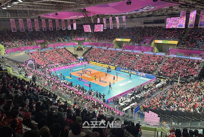 8일 인천 삼산월드체육관에서 열린 2024-2025 V리그 여자부 흥국생명과 정관장의 챔피언결정전 5차전에서 만원 관중이 경기장을 채우고 있다. 2025. 4. 8.  인천 | 박진업 기자 upandup@sportsseoul.com