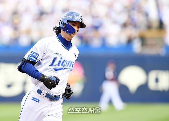 삼성 구자욱이 13일 대구 삼성라이온즈파크에서 열린 2024 KBO리그 LG와의 플레이오프 1차전 3회말 무사 1-3루 상황에서 LG 선발 최원태를 상대로 3점 홈런을 치고 베이스를 돌고 있다. 대구 | 박진업 기자 upandup@sportsseoul.com