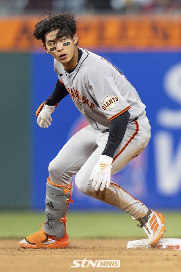 샌프란시스코 자이언츠의 이정후가 16일(현지 시간) 미 펜실베이니아주 필라델피아의 시티즌스뱅크 파크에서 열린 2025 메이저리그(MLB) 필라델피아 필리스와의 경기 5회 초 2루타로 진루 후 주루 플레이를 하고 있다. 이정후는 5타수 2안타 2타점 2득점으로 활약했고 팀은 11-4로 승리했다. 사진┃뉴시스/AP
