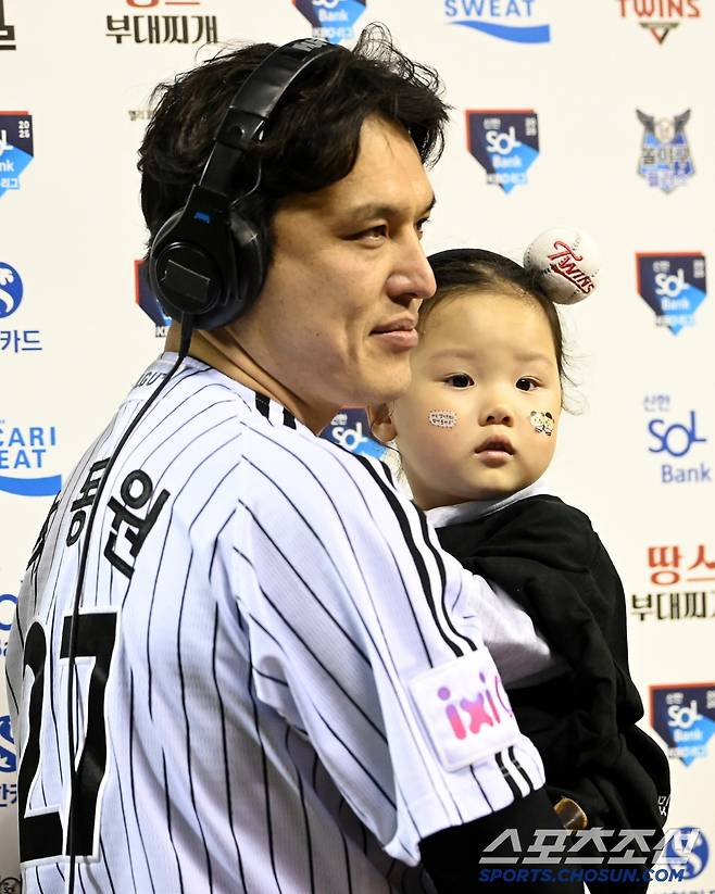 16일 잠실야구장에서 열린 삼성과 LG의 경기, LG가 12대2로 승리했다. 박동원이 딸 채이 양과 함께 방송 인터뷰에 나서고 있다.  잠실=허상욱 기자wook@sportschosun.com/2025.04.16/