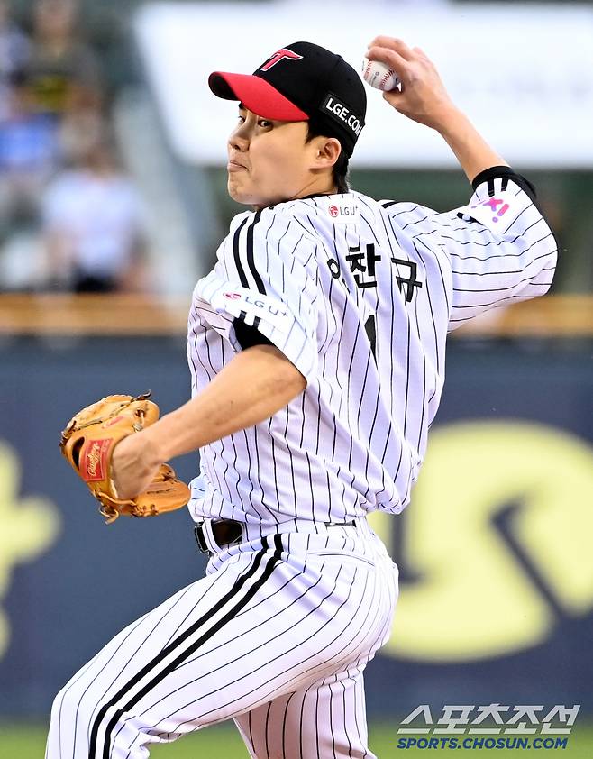16일 잠실야구장에서 열린 삼성과 LG의 경기, LG 선발투수 임찬규가 역투하고 있다. 잠실=허상욱 기자wook@sportschosun.com/2025.04.