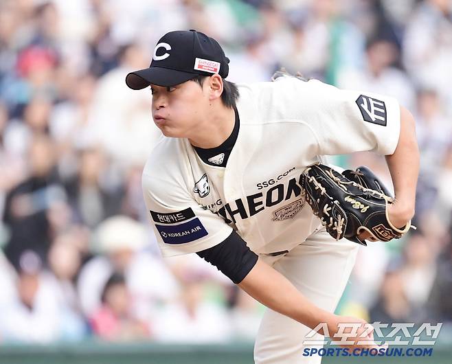 23일 인천 SSG랜더스필드에서 KBO리그 SSG와 두산의 경기가 열렸다. 투구하고 있는 SSG 조병현. 인천=송정헌 기자songs@sportschosun.com/2025.03.23/