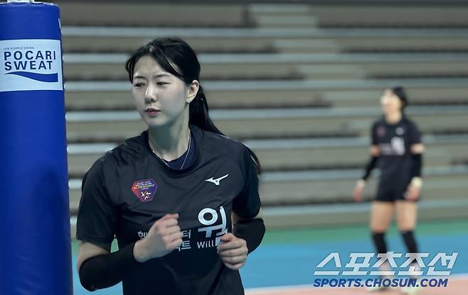 한국 여자 올스타 선수단 주장 강소휘가 한태 올스타 경기를 앞두고 훈련을 하고 있다. 사진제공=KOVO