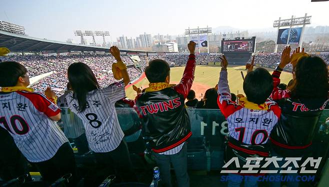 22일 잠실구장에서 열린 LG 트윈스와 롯데 자이언츠의 경기. 만원 관중이 야구를 즐기고 있다. 잠실=박재만 기자 pjm@sportschosun.com/2025.03.22/