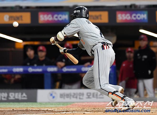 17일 인천 SSG랜더스필드에서 열린 SSG 랜더스와 한화 이글스의 경기. 5회초 1사 1루 한화 심우준이 번트를 대고 있다. 인천=박재만 기자 pjm@sportschosun.com/2025.04.17/