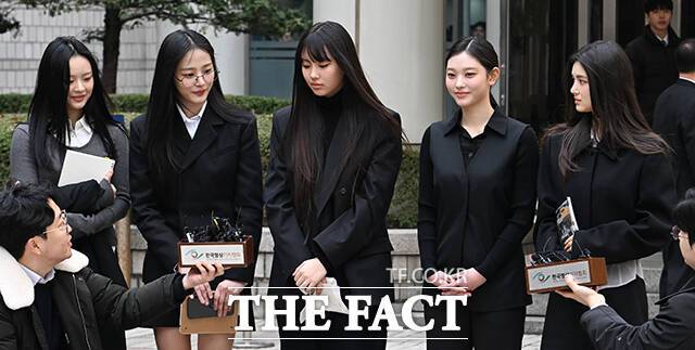 그룹 뉴진스(NJZ)가 법원의 독자 활동 금지 유지 결정에 불복하고 즉시 항고했다고 밝혔다. /박헌우 기자