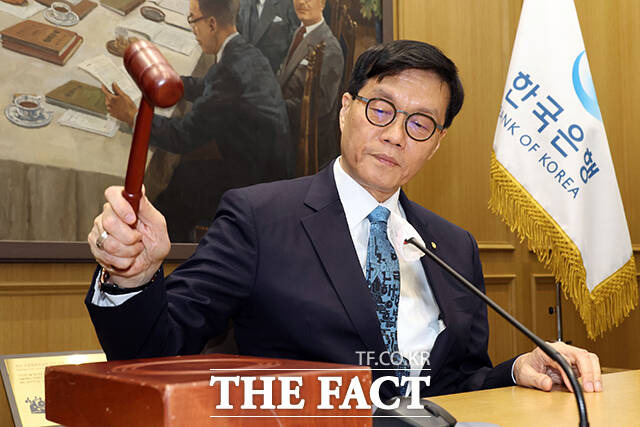 이창용 한국은행 총재가 17일 서울 중구 한국은행 본관에서 열린 금융통화위원회 본회의에 개회를 선언하는 의사봉을 치고 있다. /사진공동취재단