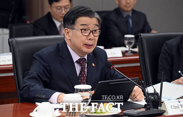 유철환 국민권익위원장이 17일 오후 서울 종로구 정부서울청사에서 열린 주한외국상공회의소 임원 초청 정책간담회에 참석해 인사말을 하고 있다. /임영무 기자