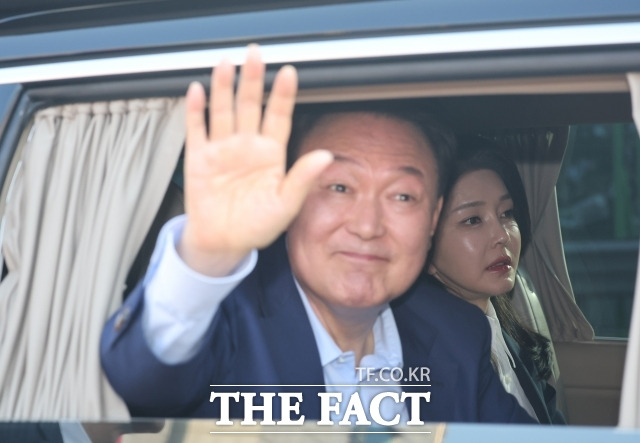 윤석열 전 대통령(왼쪽)과 김건희 여사가 11일 오후 서울 용산구 한남동 대통령 관저 정문에서 퇴거하며 지지자들을 향해 인사를 하고 있다. /서예원 기자(현장풀)