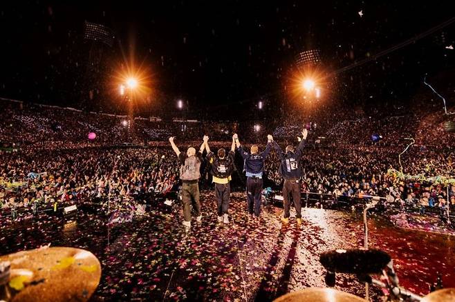 밴드 콜드플레이가 16일 경기 고양종합운동장에서 열린 내한 공연 '뮤직 오브 더 스피어스 딜리버드 바이 디에이치엘'(LIVE NATION PRESENTS COLDPLAY : MUSIC OF THE SPHERES DELIVERED BY DHL)에서 마지막 인사를 하고 있다. 라이브네이션코리아