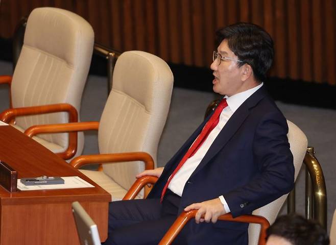 권성동 국민의힘 원내대표가 15일 국회 본회의에 참석해 본회의 개의 등을 요구하며 소리치고 있다. 연합뉴스