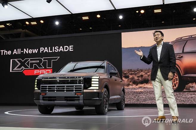 이상엽 현대제네시스글로벌디자인담당 부사장이 2025 뉴욕 오토쇼에서 팰리세이드 XRT-Pro를 세계 최초 공개하고 있다. (현대자동차)