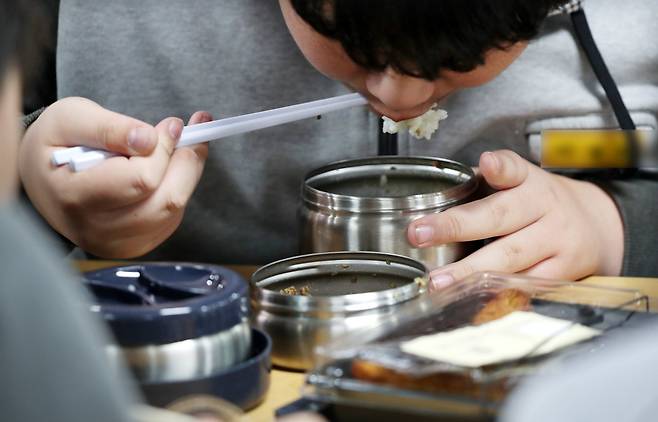 급식 대신 집에서 싸온 도시락 - 16일 급식 파행을 겪는 대전 중구 글꽃중에서 학생이 집에서 싸온 도시락을 먹고 있다. /신현종 기자